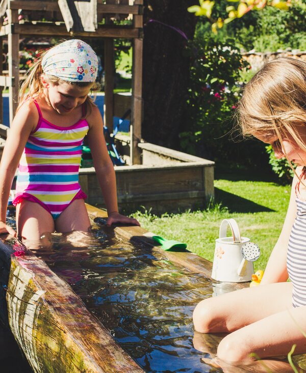 Mädchen spielen im Brunnen, Sommer, Ferienbauernhof Arnoldgut in Radstadt, Salzburger Sportwelt | © Urlaub am Bauernhof Salzburger Land / Matthias Gruber Mädchen spielen im Brunnen, Sommer, Ferienbauernhof Arnoldgut in Radstadt, Salzburger Sportwelt | © Urlaub am Bauernhof Salzburger Land / Matthias Gruber