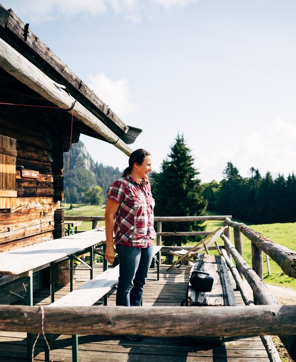 Bäuerin auf der Alm | © Urlaub am Bauernhof im SalzburgerLand / Daniel Gollner Monika Vitzthum auf der Terrasse ihrer Almhütte | © Urlaub am Bauernhof im SalzburgerLand / Daniel Gollner