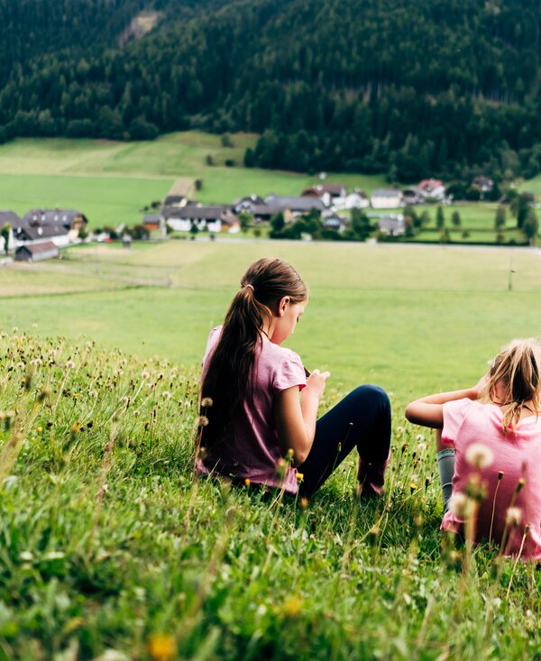 Zwei Mädchen sitzen in der Wiese | © Urlaub am Bauernhof im SalzburgerLand / Daniel Gollner Zwei Mädchen sitzen in der Wiese | © Urlaub am Bauernhof im SalzburgerLand / Daniel Gollner