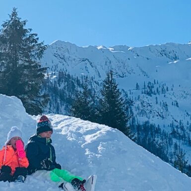 Kinder im Schnee, Berge im Hintergrund, Salzburger Land | © Urlaub am Bauernhof Salzburger Land / Johannes Handlechner