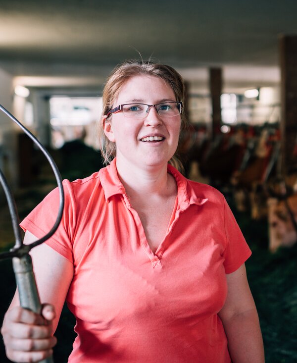 Bäuerin mit Heugabel | © Urlaub am Bauernhof im SalzburgerLand / Daniel Gollner Bäuerin Maria Höpflinger steht in ihrem Stall und hat die Heugabel in der Hand. | © Urlaub am Bauernhof im SalzburgerLand / Daniel Gollner