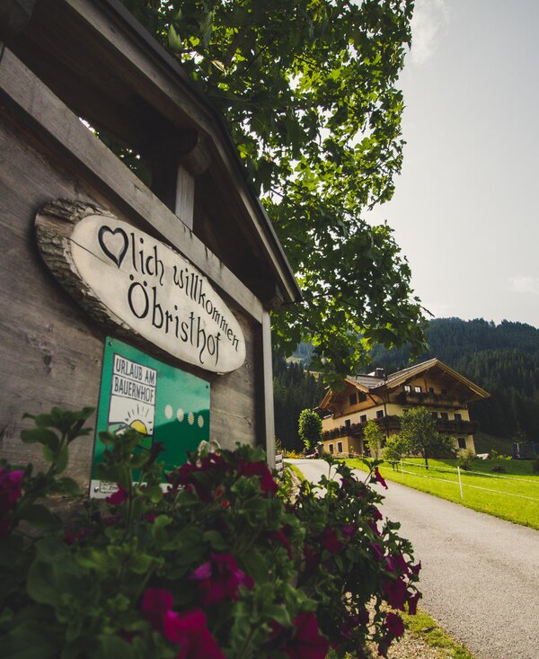 Schild Willkommen, Archehof Öbristhof in Kleinarl, Salzburger Sportwelt | © Urlaub am Bauernhof Salzburger Land / Matthias Gruber Schild Willkommen, Archehof Öbristhof in Kleinarl, Salzburger Sportwelt | © Urlaub am Bauernhof Salzburger Land / Matthias Gruber