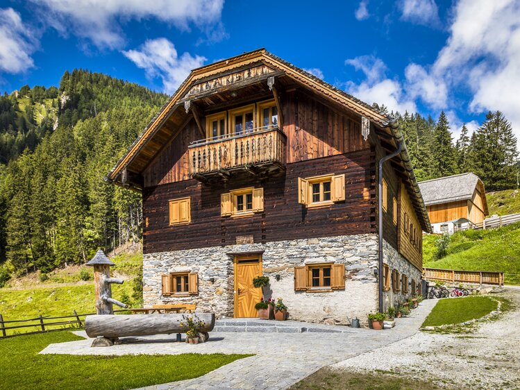 Das Pöllitzgut in Hintermuhr erstrahlt nach der aufwändigen Renovierung in neuem Glanz. | © Urlaub am Bauernhof im SalzburgerLand / Bernd Suppan