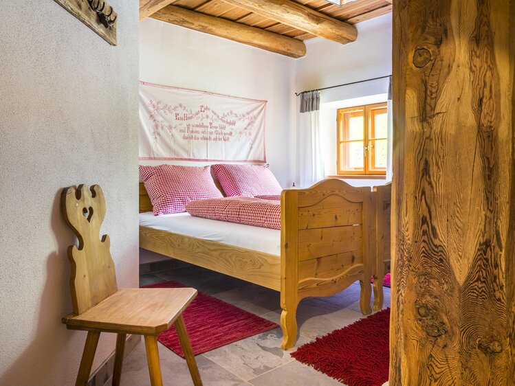 Schlafzimmer am Pöllitzgut mit historischen Möbeln | © Urlaub am Bauernhof im SalzburgerLand / Bernd Suppan