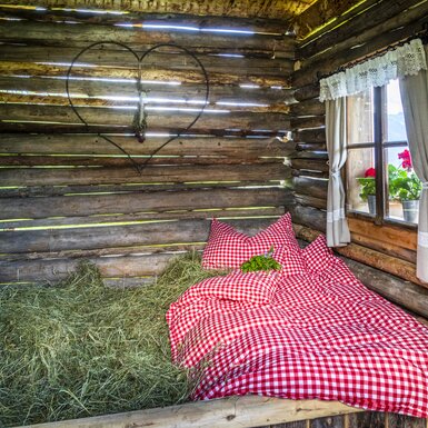 Schlafen im Heu am Pointleitnhof in St. Veit im Pongau | © Urlaub am Bauernhof im SalzburgerLand / Bernd Suppan Schlafen im Heu am Pointleitnhof in St. Veit im Pongau | © Urlaub am Bauernhof im SalzburgerLand / Bernd Suppan
