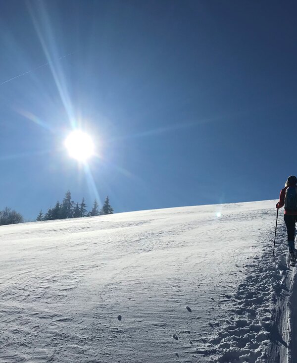 Skitourengeherin, Sonne im Hintergrund, WInterlandschaft, Salzburger Land | © Urlaub am Bauernhof Salzburger Land / Christina Eßl Skitourengeherin, Sonne im Hintergrund, WInterlandschaft, Salzburger Land | © Urlaub am Bauernhof Salzburger Land / Christina Eßl