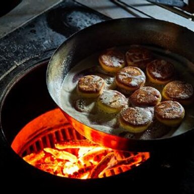 Rauchnudeln werden mit Butterschmalz gebacken, Schwaigerlehen, SalzburgerLand | © Schwaigerlehen / Schwaigerlehen / Vivi D’Angelo