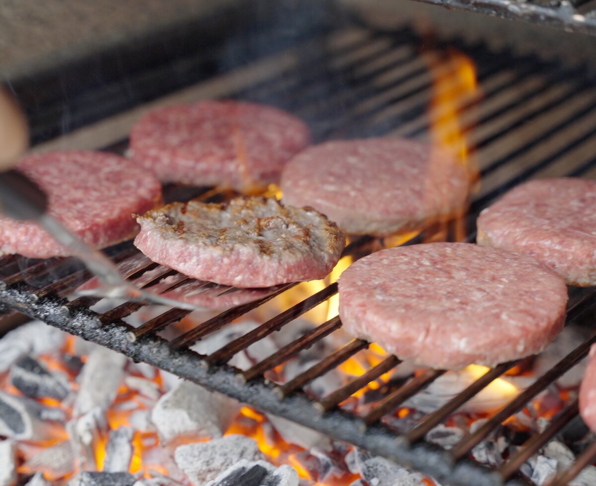 Burgerpatty am Griller | © Daniel Gollner/ Urlaub am Bauernhof im SalzburgerLand
