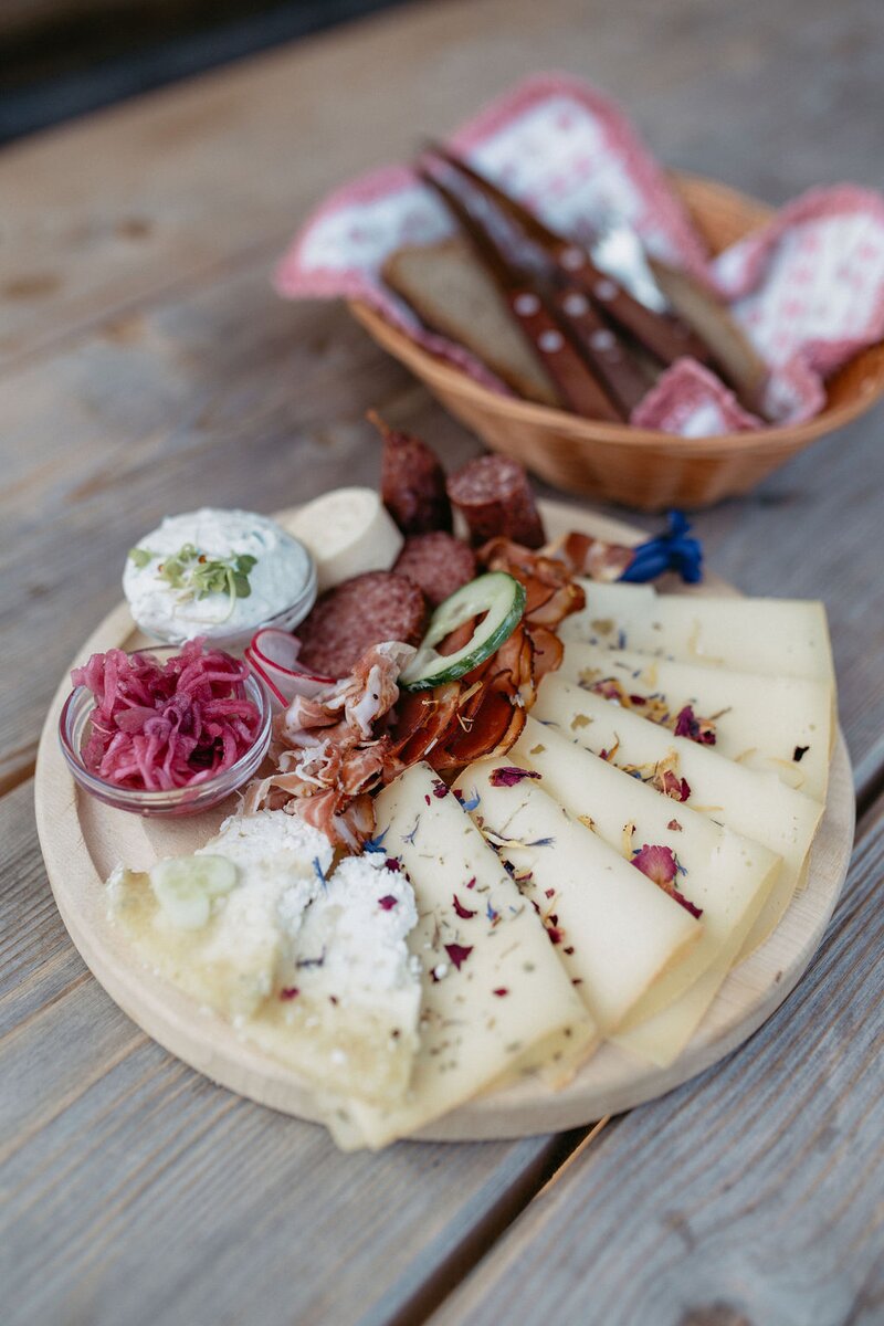 Almjause mit Fleisch, Käse und Brot | © Urlaub am Bauernhof/ Nadja Jabli