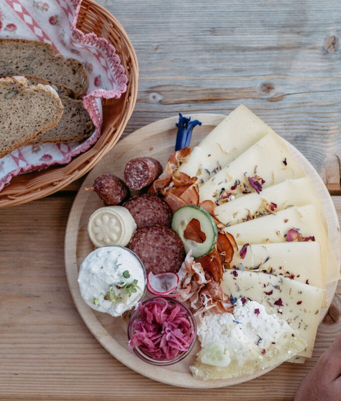 Almjause mit Fleisch, Käse und Brot | © Urlaub am Bauernhof/ Nadja Jabli