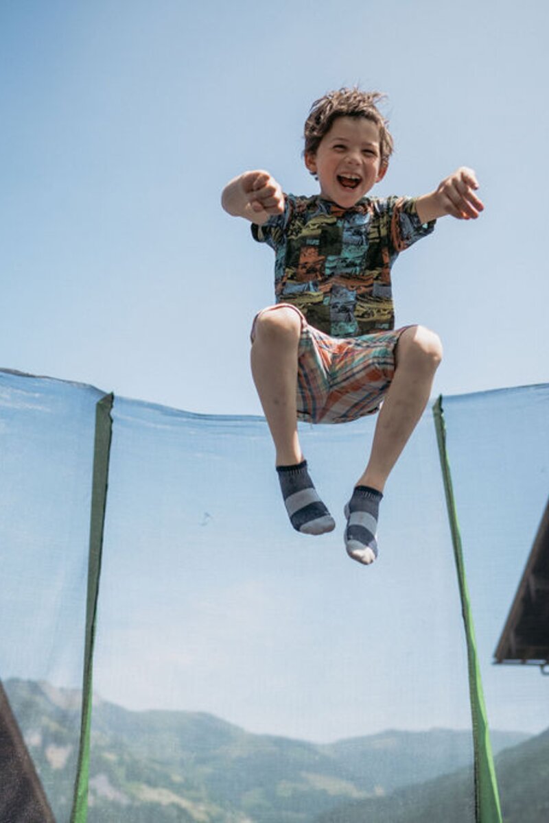 Junge springt im Trampolin | © Urlaub am Bauernhof/ Nadja Jabli