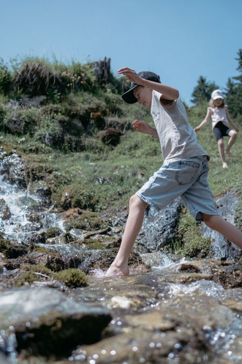 Kinder spielen am Bach | © Urlaub am Bauernhof/ Nadja Jabli