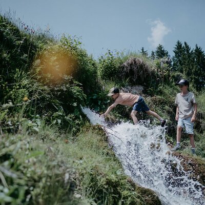 Kinder spielen am Bach | © Urlaub am Bauernhof/ Nadja Jabli