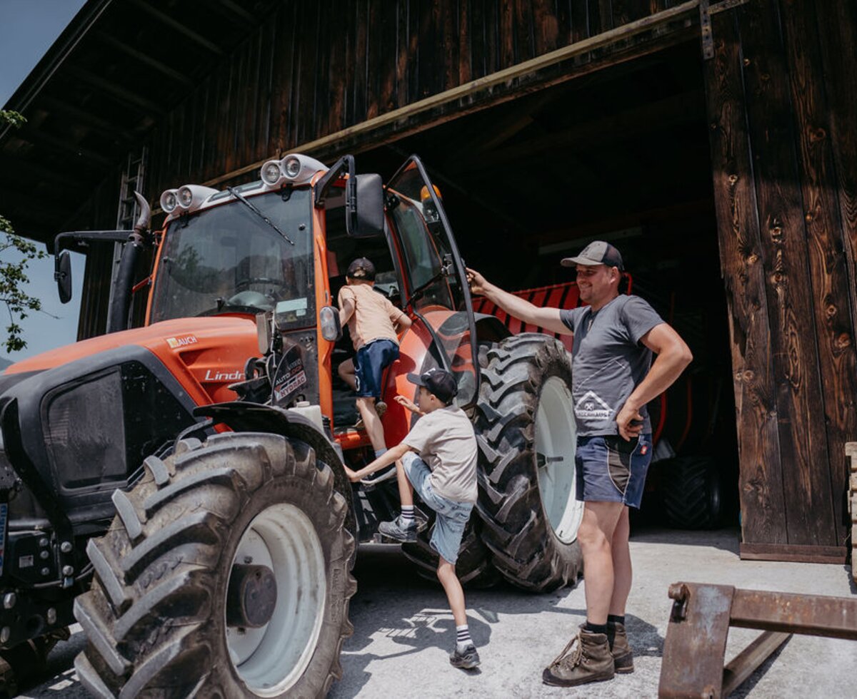 Buben steigen in den Traktor ein | © Urlaub am Bauernhof/ Nadja Jabli Buben steigen in den Traktor ein | © Urlaub am Bauernhof/ Nadja Jabli