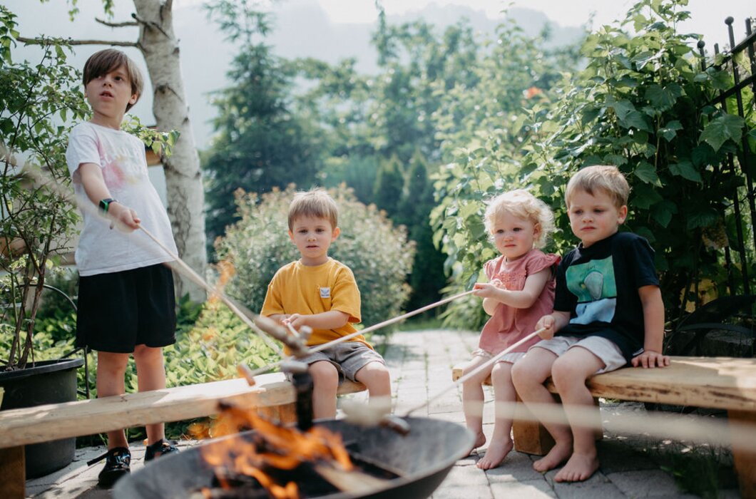 Kinder grillen am Lagerfeuer | © Urlaub am Bauernhof/ Nadja Jabli
