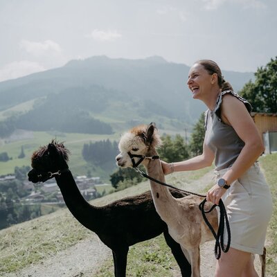 Baeuerin mit den Alpakas | © Urlaub am Bauernhof/ Nadja Jabli