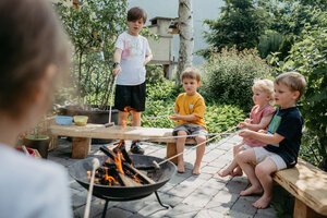 Kinder beim Lagerfeuer und Stockbrot | © Urlaub am Bauernhof/ Nadja Jabli