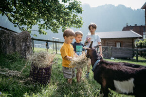 Kinder fuettern Ziege | © Urlaub am Bauernhof/ Nadja Jabli