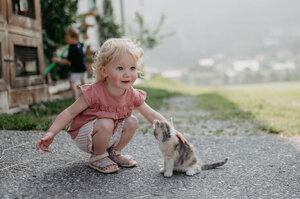 Maedchen streichelt Katze | © Urlaub am Bauernhof/ Nadja Jabli