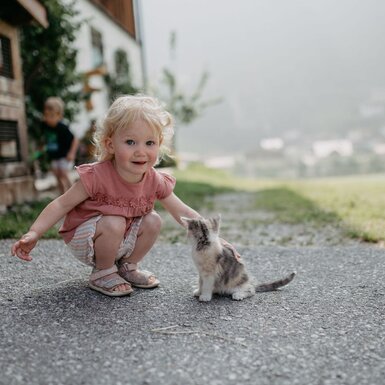 Maedchen streichelt Katze | © Urlaub am Bauernhof/ Nadja Jabli