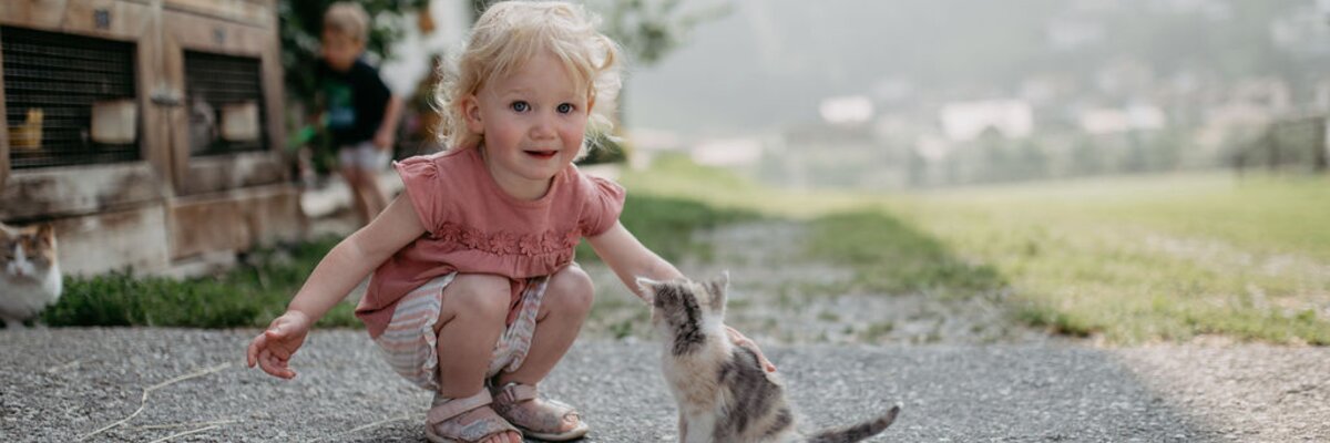 Maedchen streichelt Katze | © Urlaub am Bauernhof/ Nadja Jabli