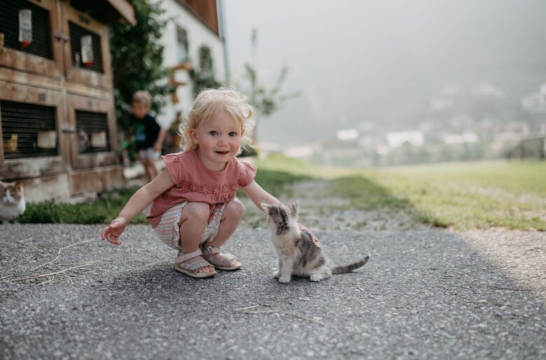 Maedchen streichelt Katze | © Urlaub am Bauernhof/ Nadja Jabli
