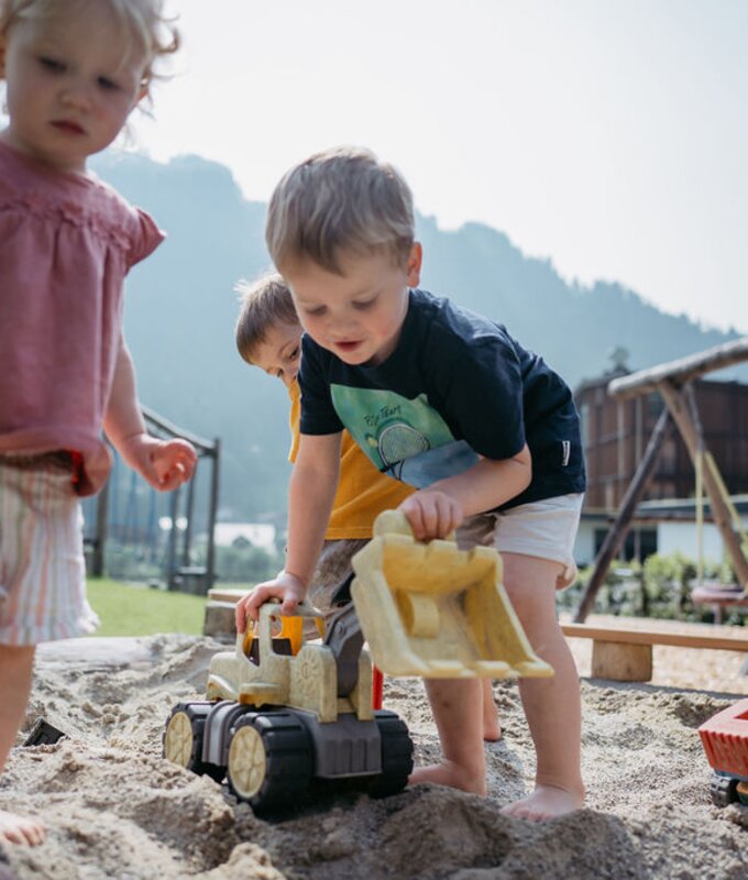 Kinder spielen in der Sandkiste | © Urlaub am Bauernhof/ Nadja Jabli