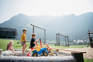 Kinder spielen im Sandkasten | © Urlaub am Bauernhof/ Nadja Jabli