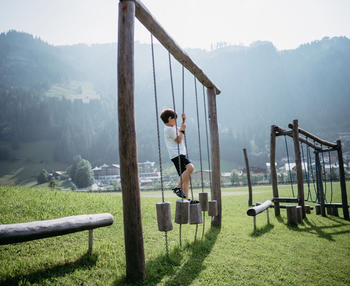 Bub klettert am Spielplatz | © Urlaub am Bauernhof / Nadia Jabil Bub klettert am Spielplatz | © Urlaub am Bauernhof / Nadia Jabil