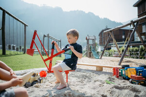 Bub spielt im Sandkasten | © Urlaub am Bauernhof / Nadia Jabil