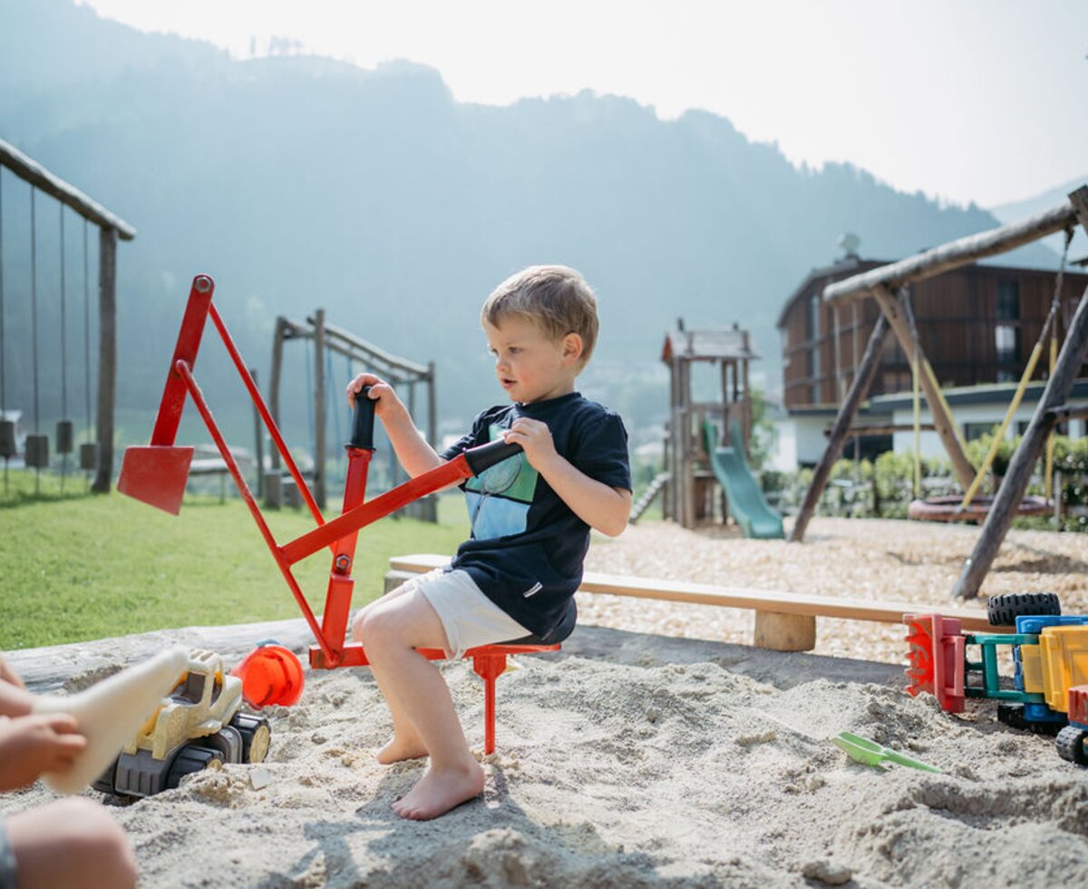 Bub spielt im Sandkasten | © Urlaub am Bauernhof / Nadia Jabil Bub spielt im Sandkasten | © Urlaub am Bauernhof / Nadia Jabil