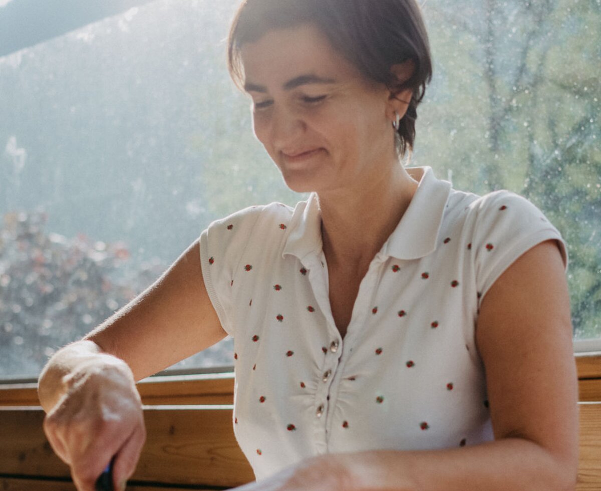 Baeuerin schneidet Brot auf. | © Urlaub am Bauernhof / Nadia Jabil Baeuerin schneidet Brot auf | © Urlaub am Bauernhof / Nadia Jabil