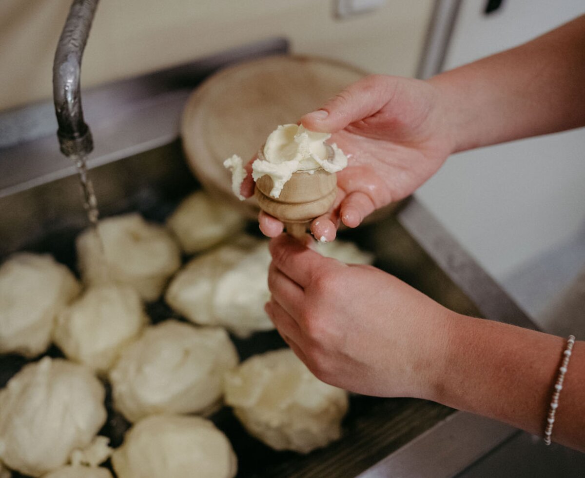 beim Butter machen | © Urlaub am Bauernhof/ Nadia Jabli beim Butter machen | © Urlaub am Bauernhof/ Nadia Jabli