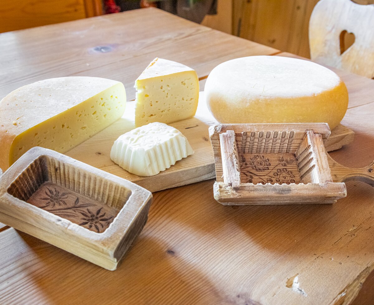 Selbstgemachter Käse und Butter vom Kesslerhof in Unken, SalzburgerLand | © Urlaub am Bauernhof im SalzburgerLand / Bernd Suppan Selbstgemachter Käse und Butter vom Kesslerhof in Unken, SalzburgerLand | © Urlaub am Bauernhof im SalzburgerLand / Bernd Suppan