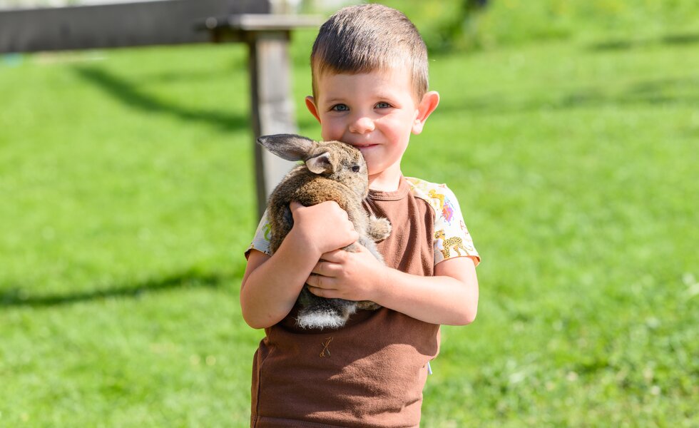 Bub mit Hase | © Urlaub am Bauernhof / Punkt & Komma