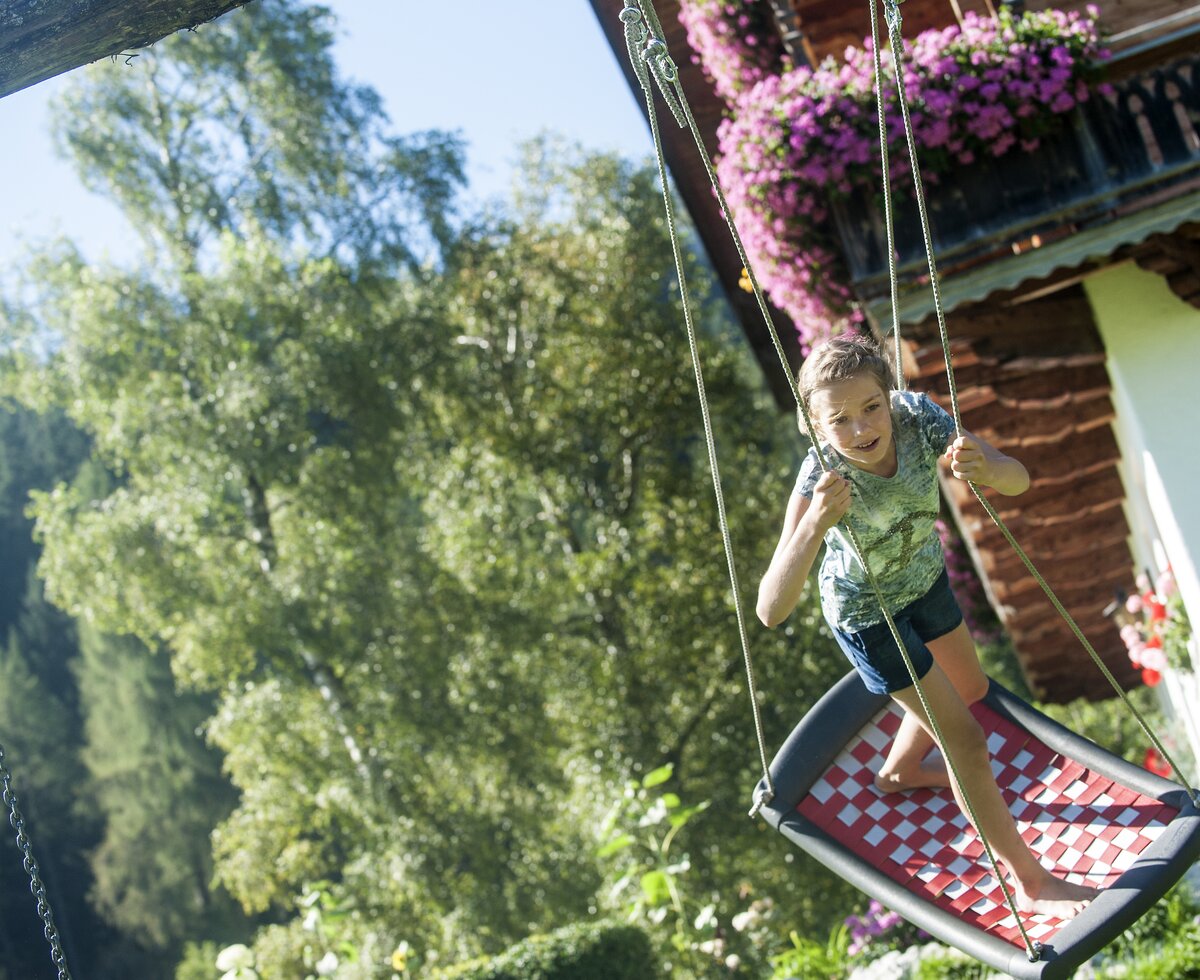Mädchen auf der Hutsche am Bögrainhof in Filzmoos, Salzburger Land | © Urlaub am Bauernhof Salzburger Land / Hans Huber Mädchen auf der Hutsche am Bögrainhof in Filzmoos, Salzburger Land | © Urlaub am Bauernhof Salzburger Land / Hans Huber