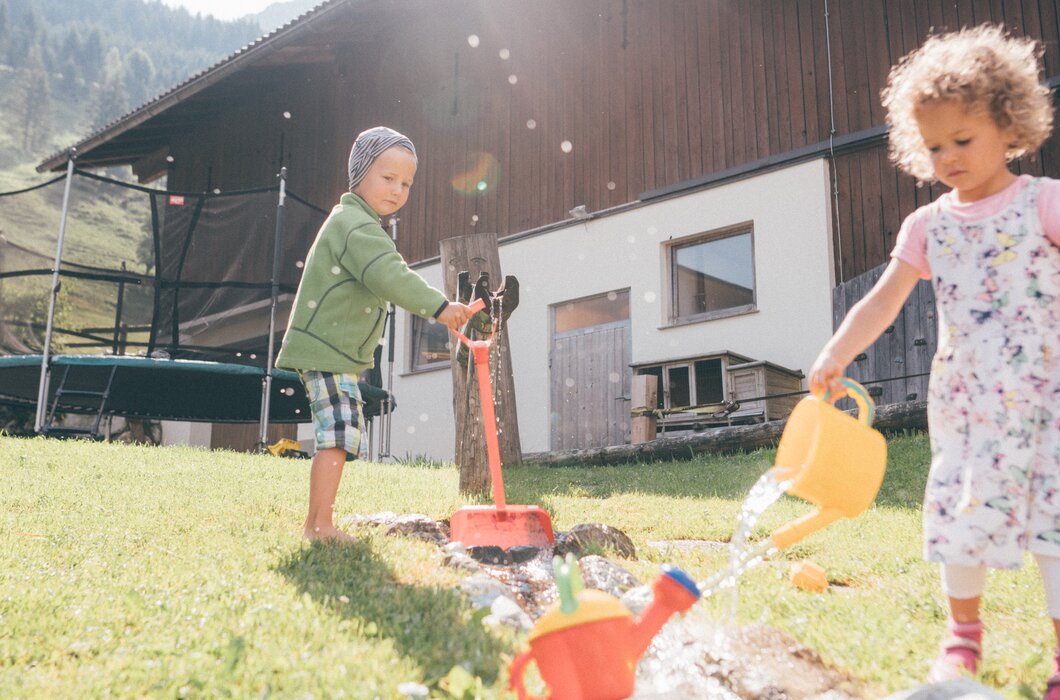 Kinder beim Spielen am Schwabhof in Kleinarl. | © Urlaub am Bauernhof/ Wie wir leben