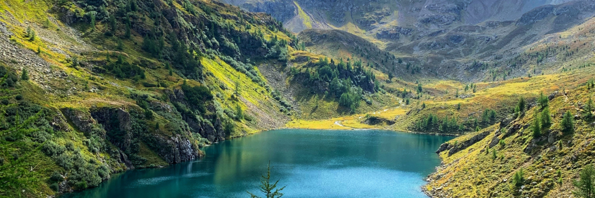 Der Landschitzsee mit Blick auf die umliegenden Berge im Salzburger Lungau | © Ferienregion Salzburger Lungau / Pia Schreilechner
