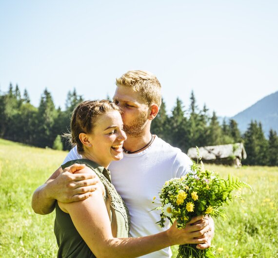 Paar gibt sich Kuss auf der Alm im SalzburgerLand | © Salzburger Land Tourismus 