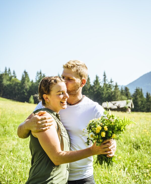 Paar gibt sich Kuss auf der Alm im SalzburgerLand | © Salzburger Land Tourismus Paar gibt sich Kuss auf der Alm im SalzburgerLand | © Salzburger Land Tourismus