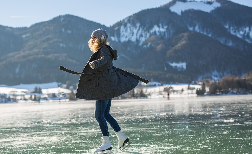 Eislaufen am Fuschlsee | © SLT / Michael Groessinger Eine junge Frau fährt auf Schlittschuhen über den Fuschlsee im SalzburgerLand. | © SLT / Michael Groessinger