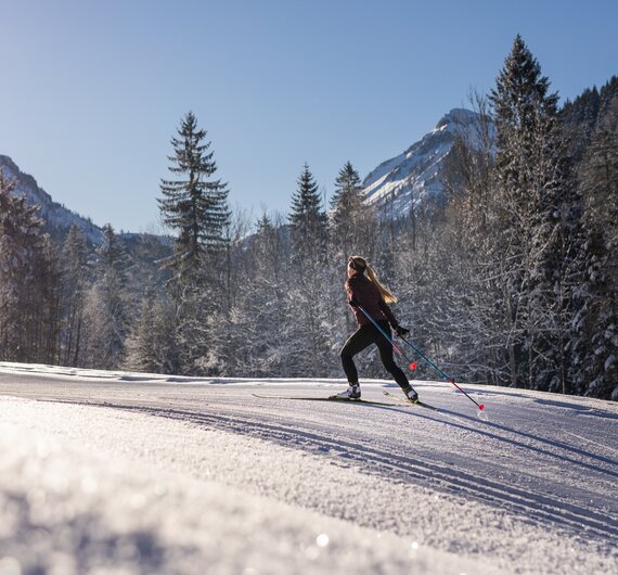 Langlaufen in Faistenau | © SLT / Michael Groessinger Frau beim Langlaufen auf der Langlaufloipe in Faistenau. | © SLT / Michael Groessinger
