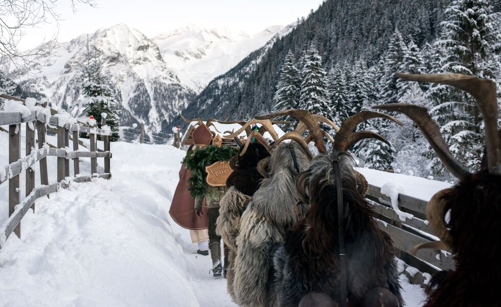 Krampus, Perchten im Gasteinertal, Salzburger Land | © Gasteinertal Tourismus GmbH / Marktl Photography Krampus, Perchten im Schnee mit Nikolaus von hinten, Gasteinertal, Salzburger Land | © Gasteinertal Tourismus GmbH / Marktl Photography