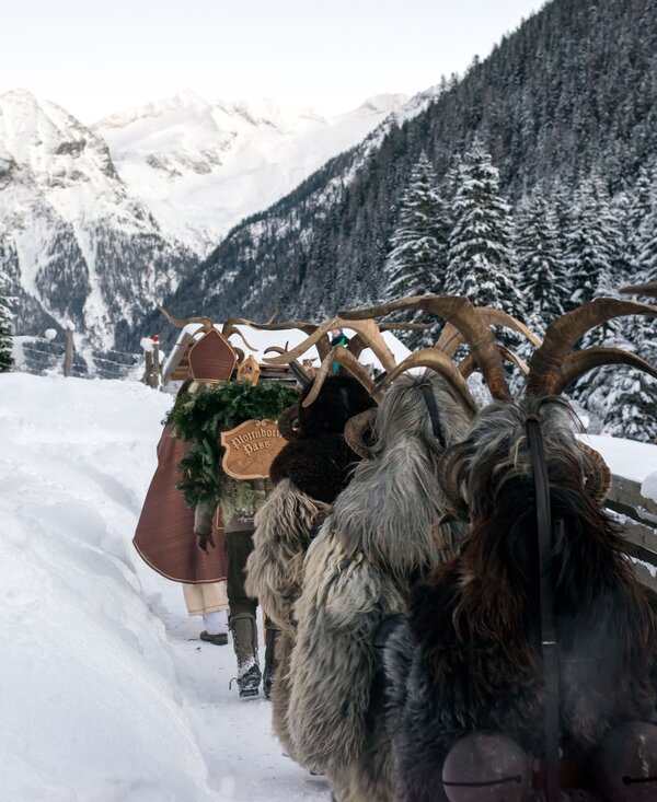 Krampus, Perchten im Schnee mit Nikolaus von hinten, Gasteinertal, Salzburger Land | © Gasteinertal Tourismus GmbH / Marktl Photography