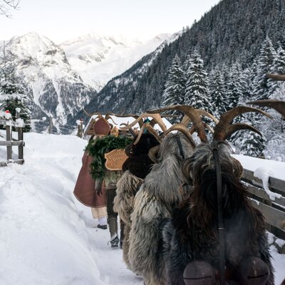 Krampus, Perchten im Schnee mit Nikolaus von hinten, Gasteinertal, Salzburger Land | © Gasteinertal Tourismus GmbH / Marktl Photography