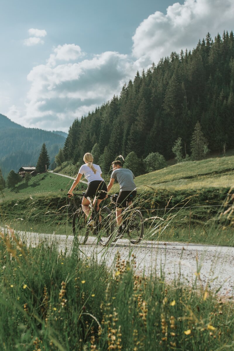Pärchen fährt mit dem Rad, Mountainbiken, Salzburger Sonnenterrasse | © TVB Sonnenterrasse