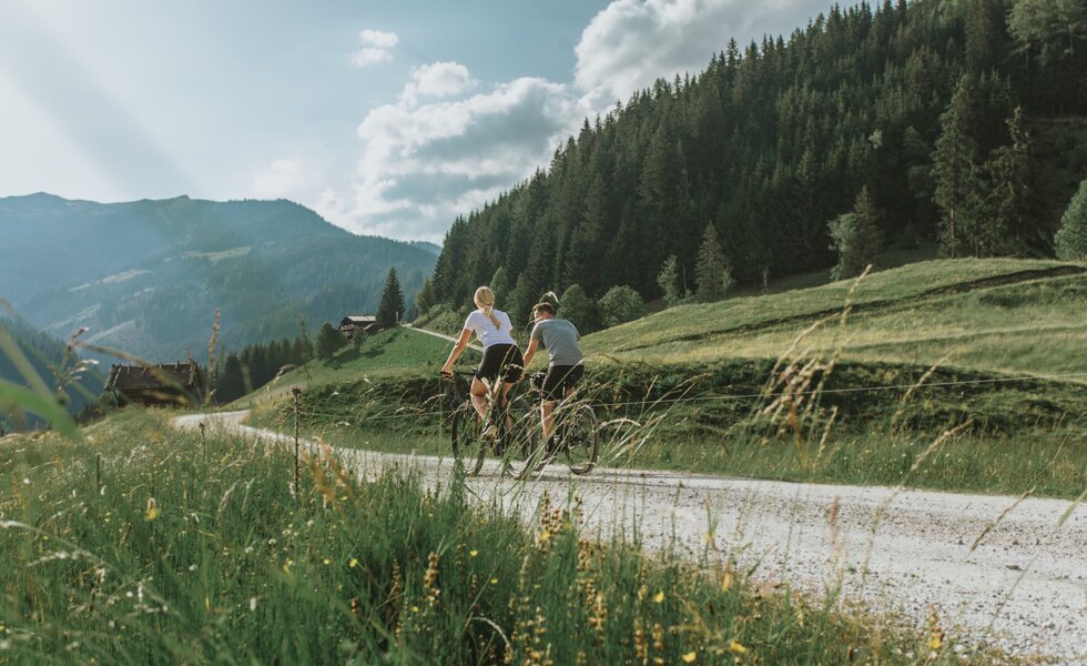 Pärchen fährt mit dem Rad, Mountainbiken, Salzburger Sonnenterrasse | © TVB Sonnenterrasse