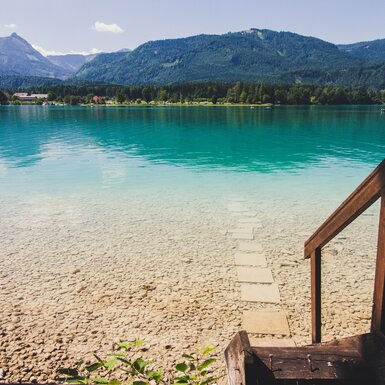 Seezugang beim Stallerbauer in Sankt Wolfgang im Salzkammergut | © Urlaub am Bauernhof im SalzburgerLand / Matthias Gruber Holztreppe in den türkisblauen Wolfgangsee beim Stallerbauer in Sankt Wolfgang im Salzkammergut. | © Urlaub am Bauernhof im SalzburgerLand / Matthias Gruber