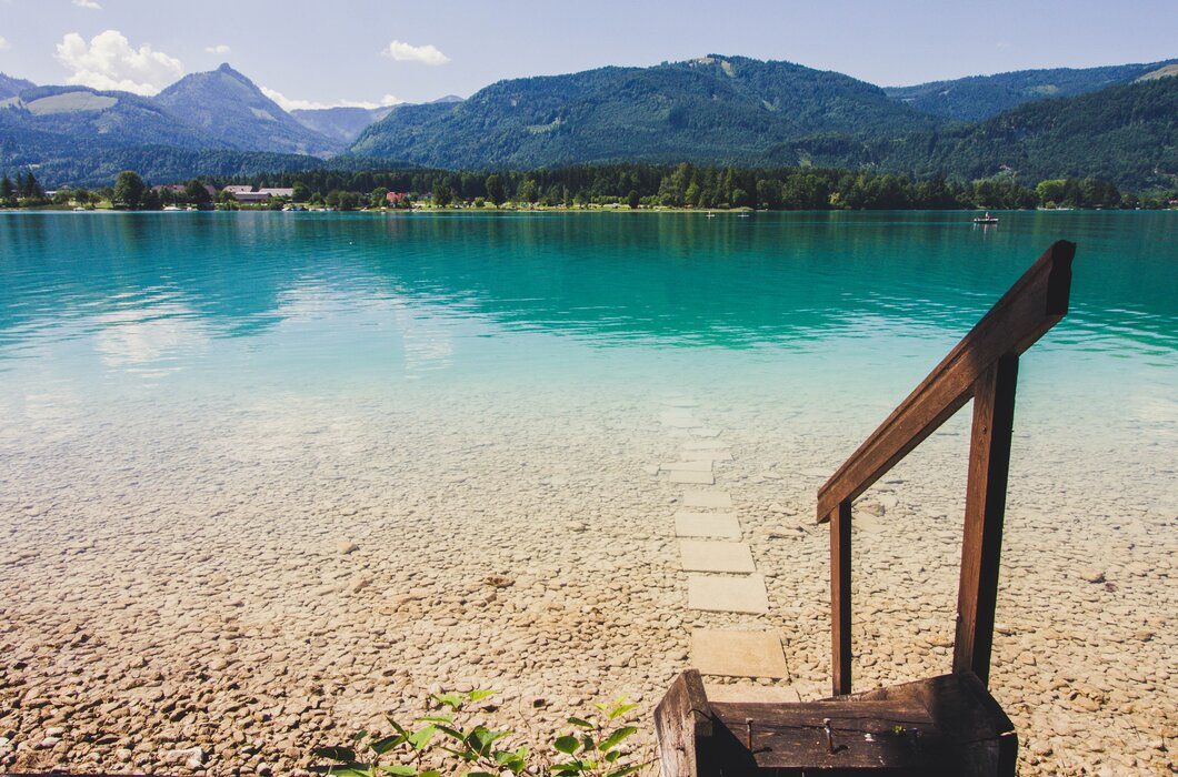 Holztreppe in den türkisblauen Wolfgangsee beim Stallerbauer in Sankt Wolfgang im Salzkammergut. | © Urlaub am Bauernhof im SalzburgerLand / Matthias Gruber