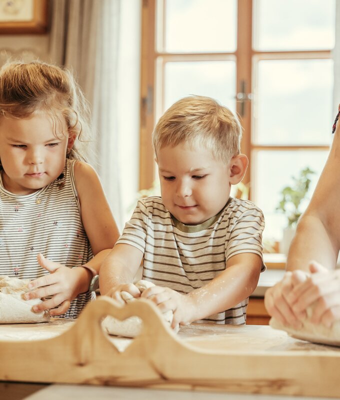 Kinder backen mit der Bäuerin Brot | © Urlaub am Bauernhof Steiermark / Wolfgang Spekner